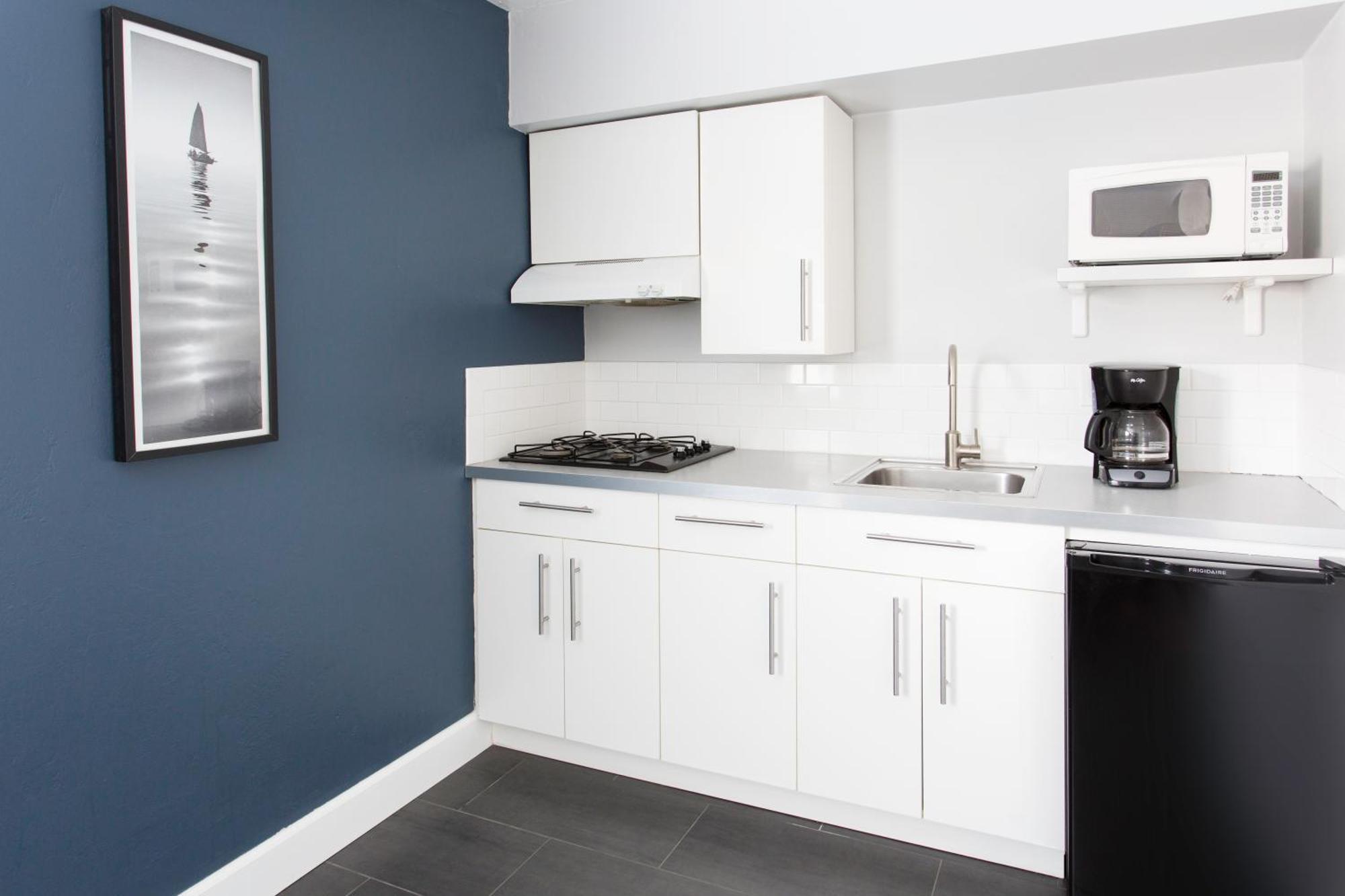 One-Bedroom Queen Suite Kitchen