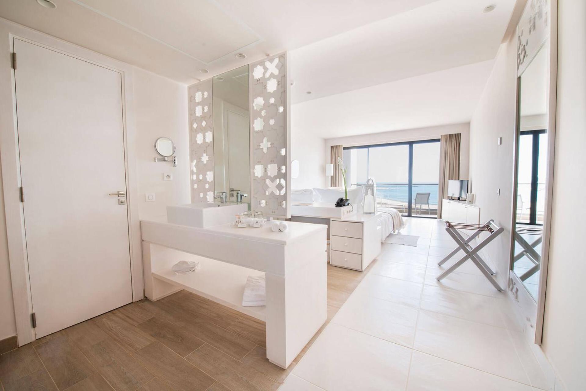 Deluxe Twin or Double Suite Sea & Pool View