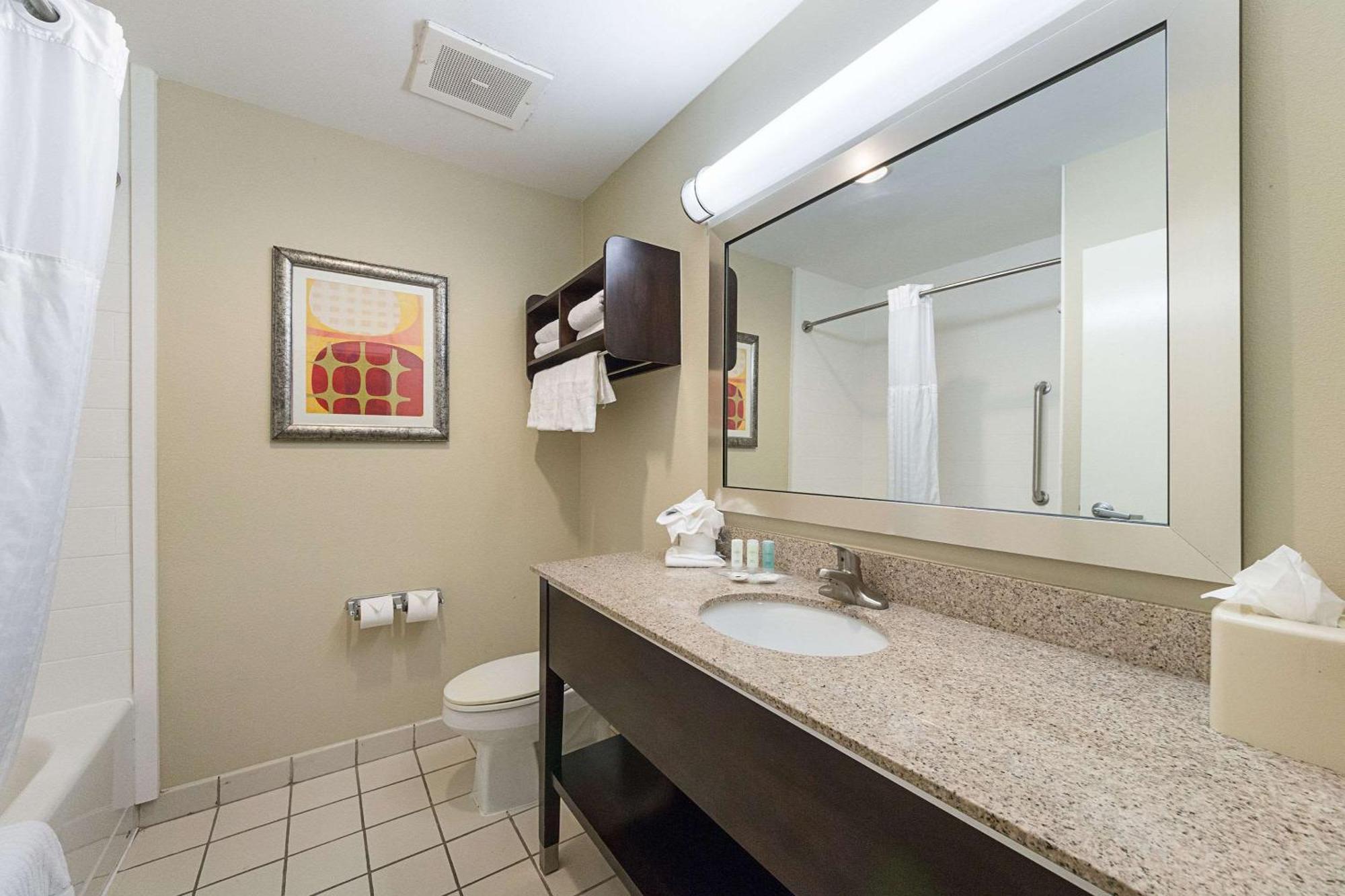 Queen Suite Partial Ocean View Non-Smoking