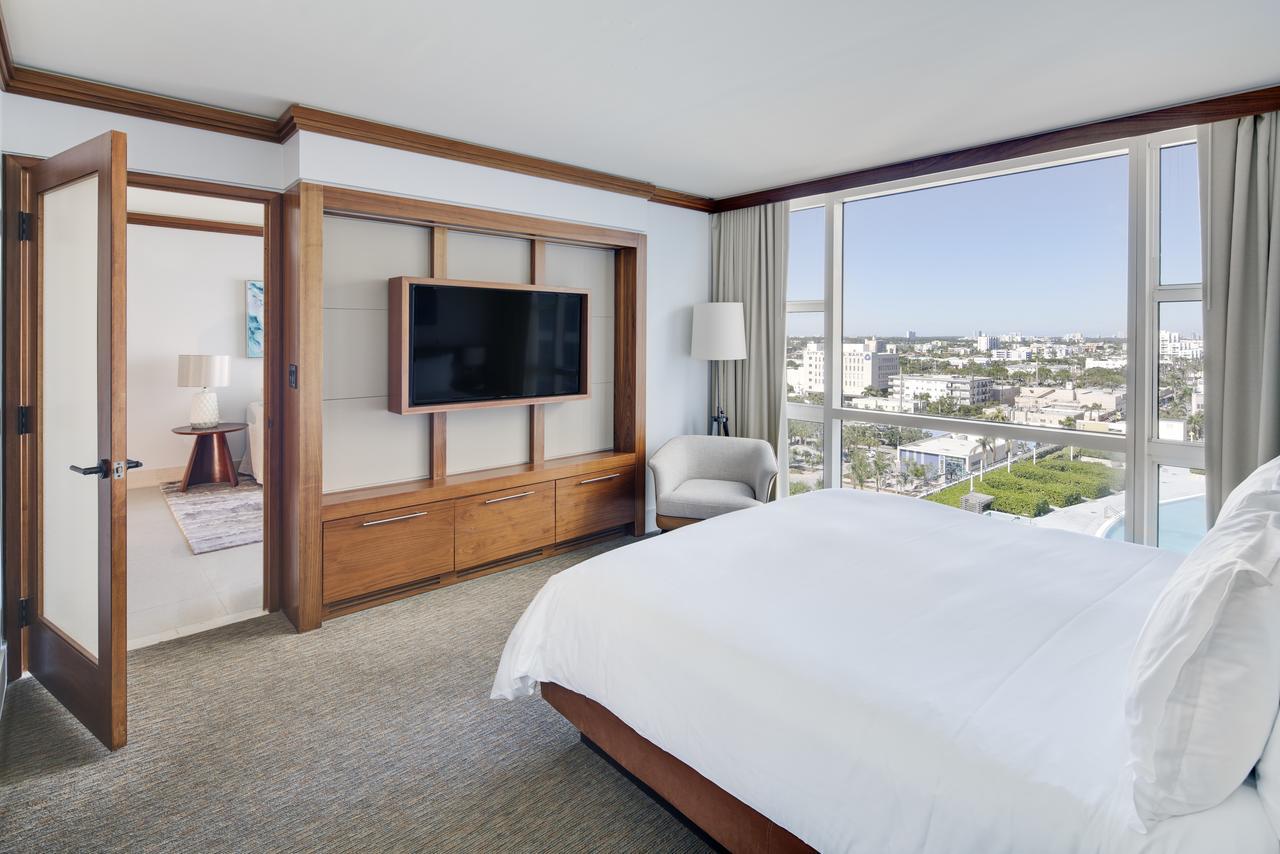 One-Bedroom Apartment King Bed City View