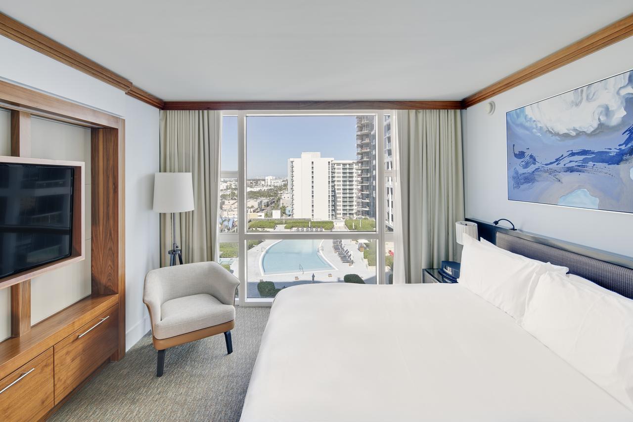 One-Bedroom Apartment King Bed City View