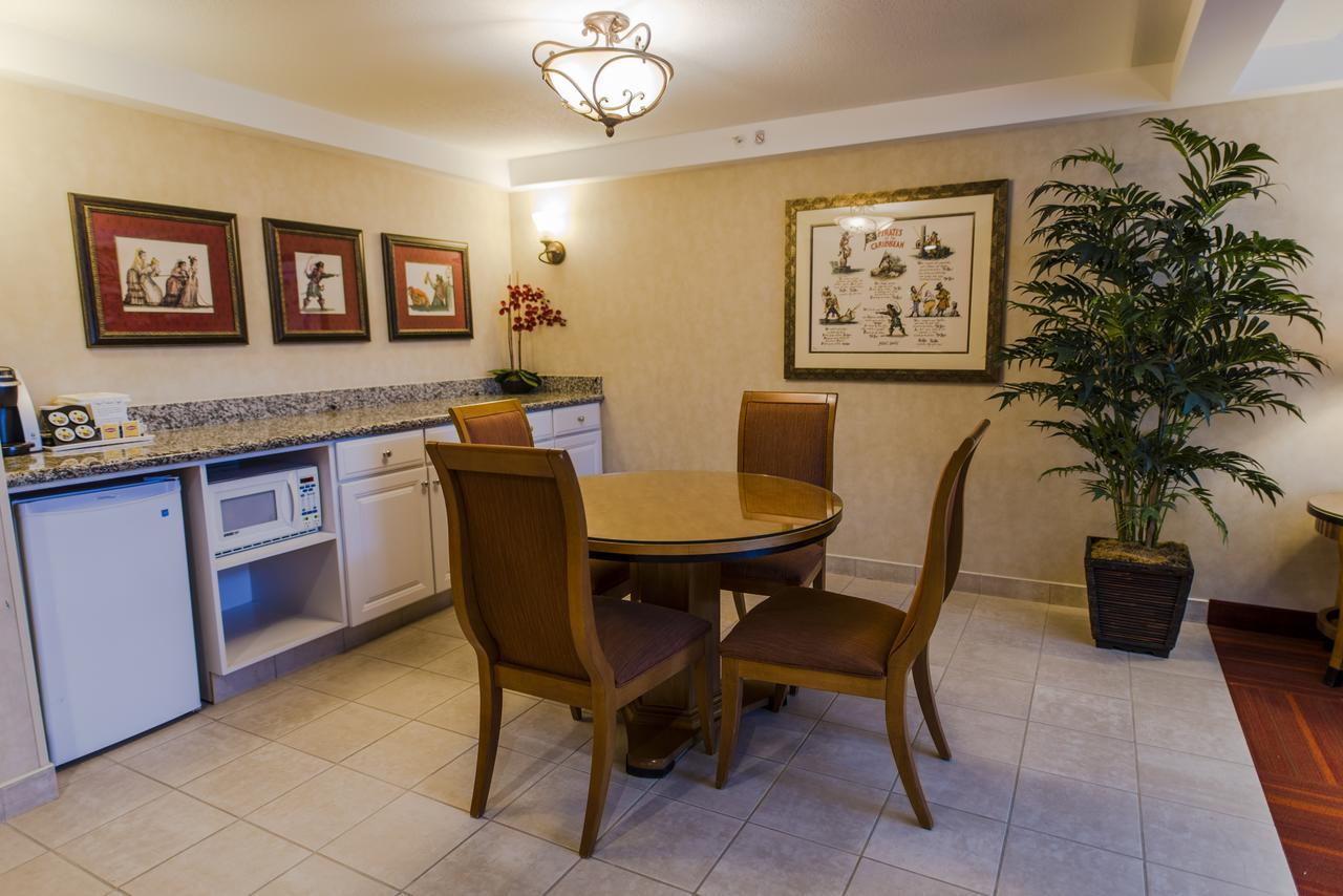 SNK1 1 King Bed One-Bedroom Suite Park View Building 1 Non-Smoking
