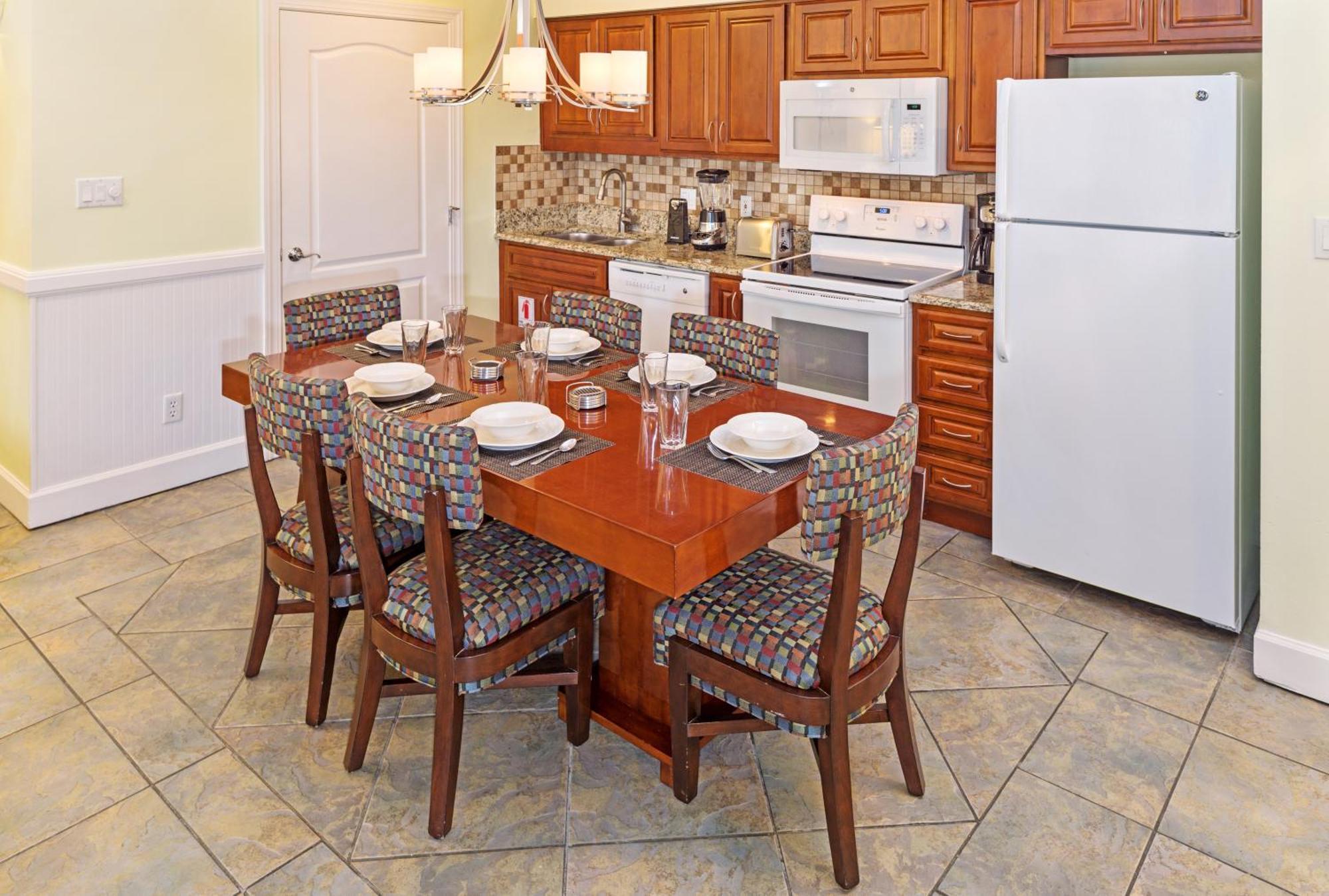 Three-Bedroom King Suite Two Twin Beds Bath Tub Mobility Accessible