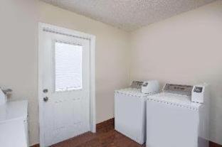 Queen Room One Queen One Double Bed Mobility Access or 1st Floor Roll Shower Non-Smoking