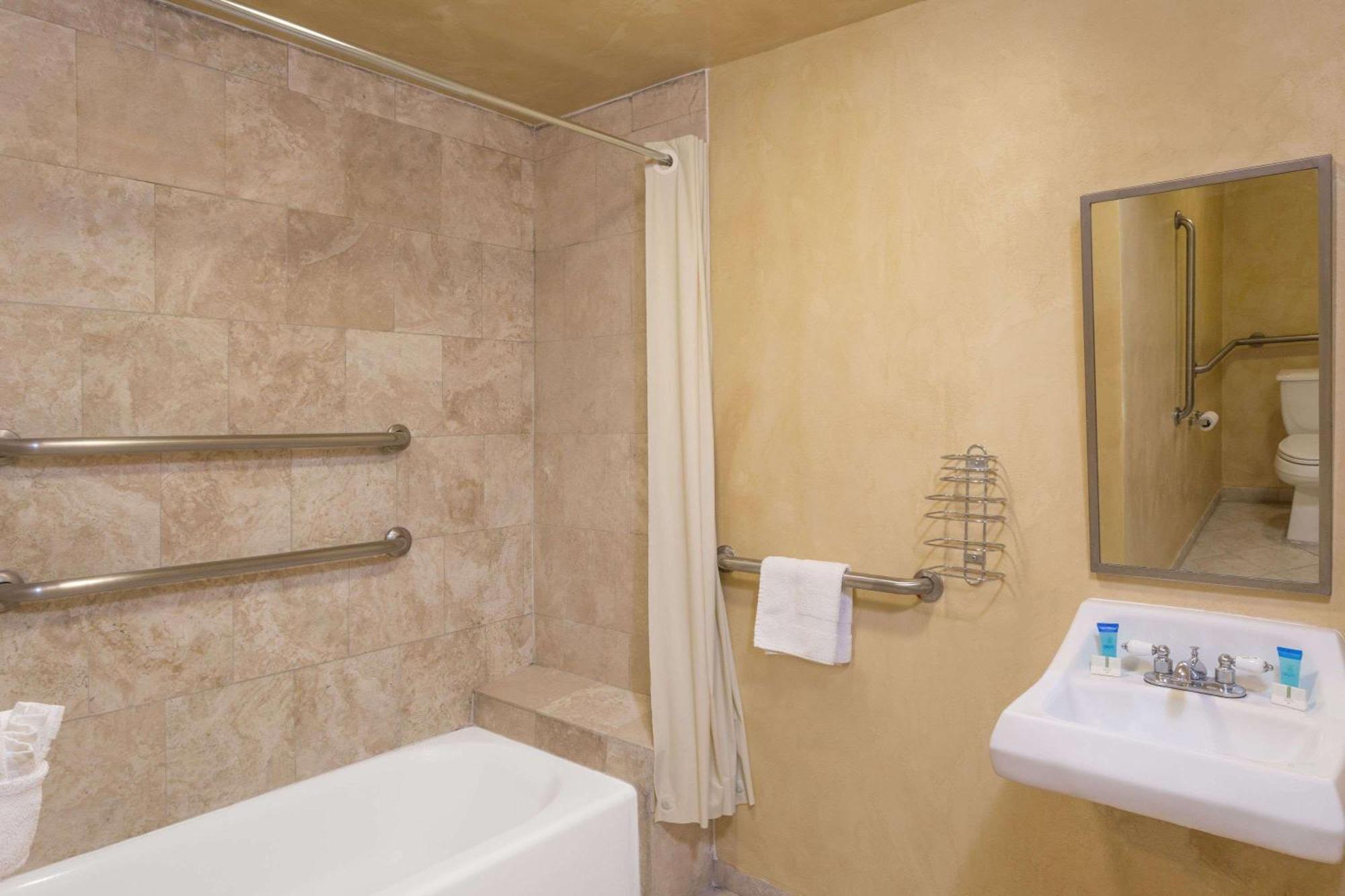 Queen Room Disability Access Non-Smoking