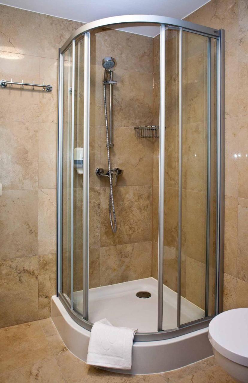 Apartament typu Suite z łóżkiem typu king-size, rozkładaną sofą i widokiem na las