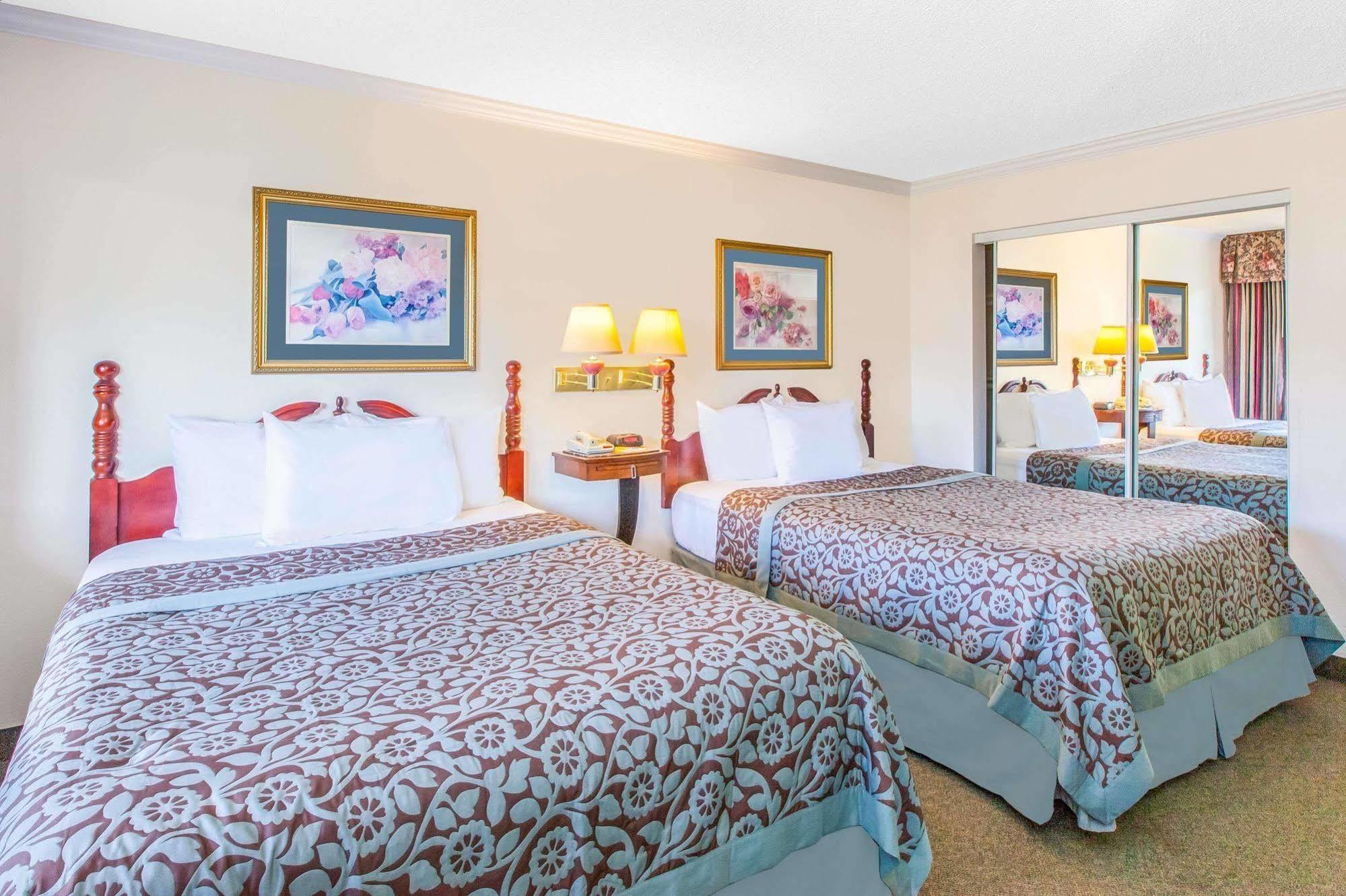 Queen Room Two Queen Beds Smoking