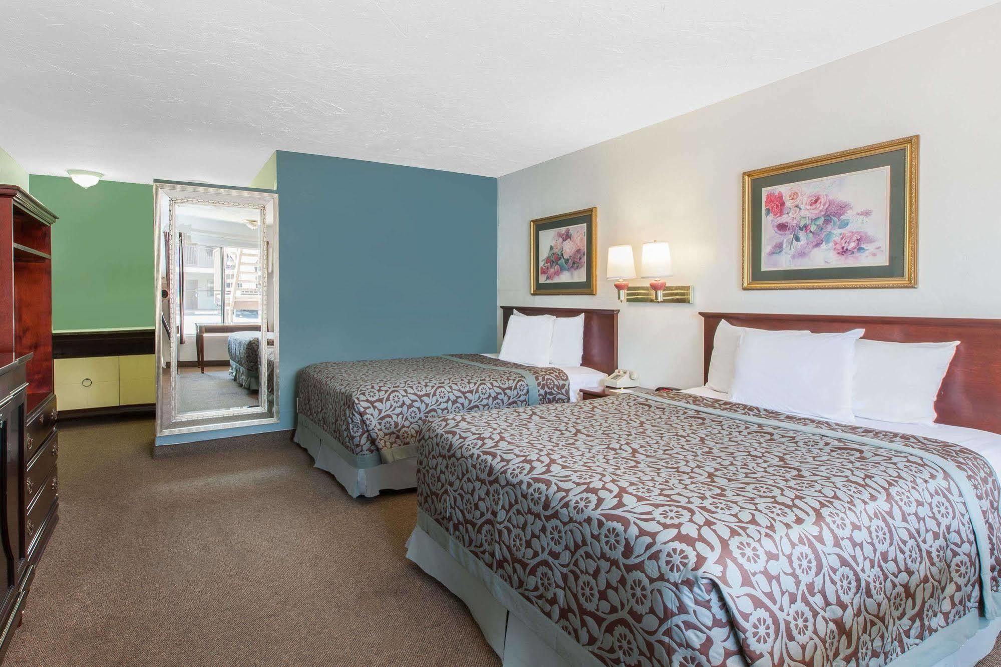 Queen Room Two Queen Beds Smoking