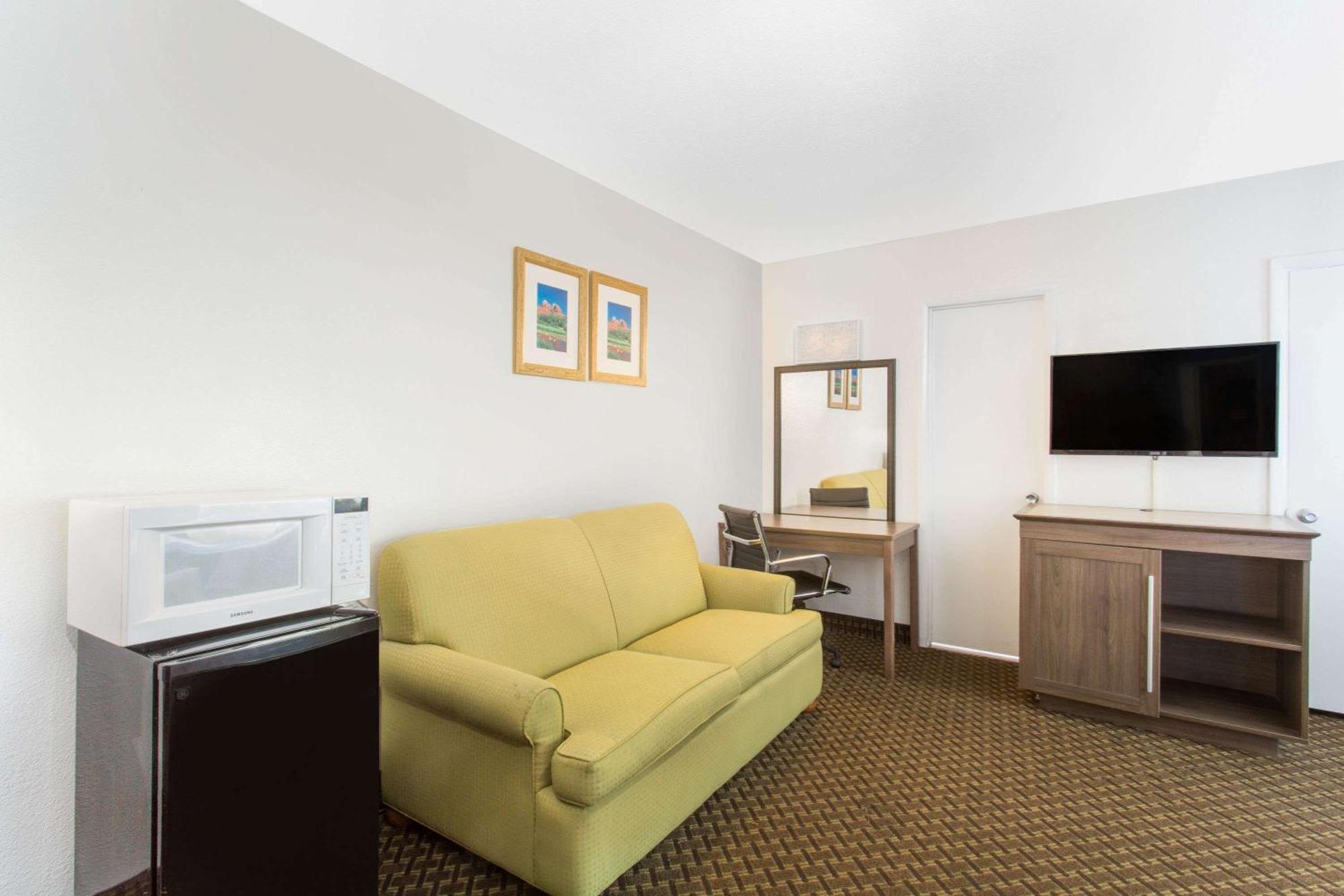 Suite Queen Double Bed Non-Smoking