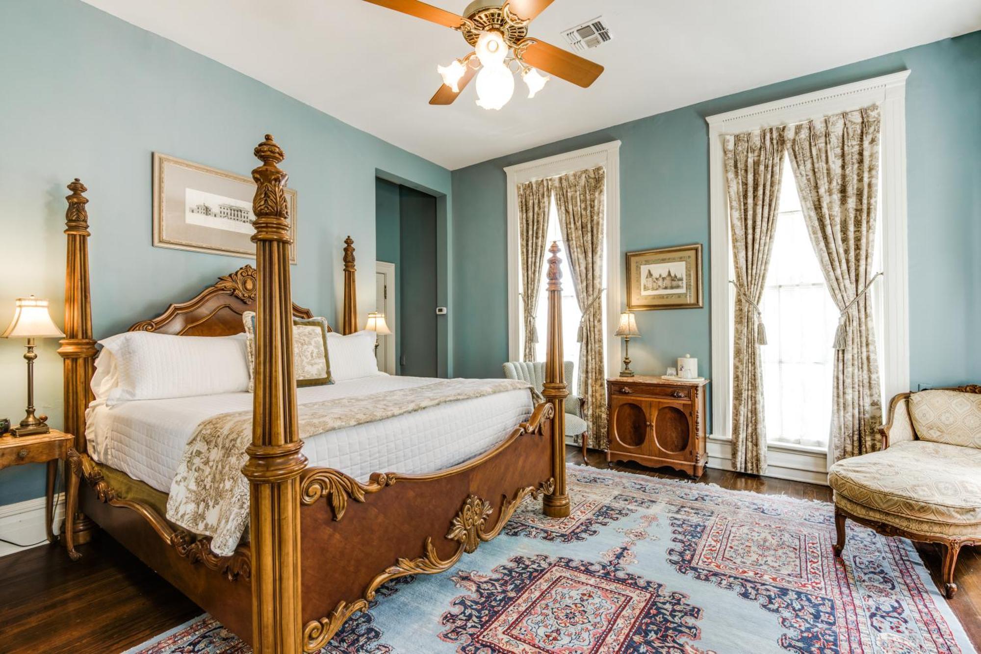 Deluxe King Room Oge House on the Riverwalk