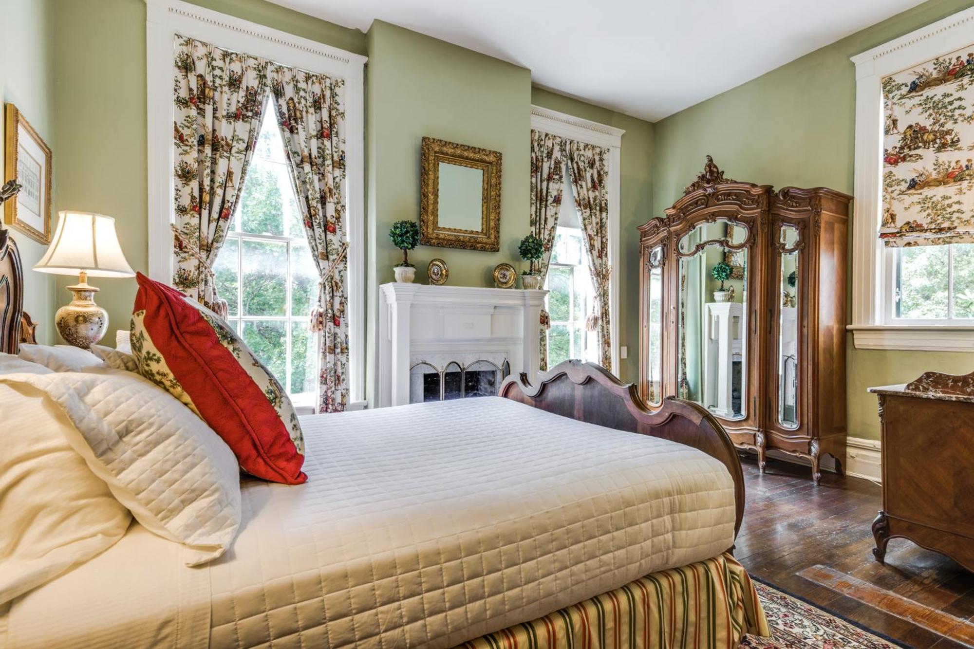 Deluxe Queen Room Oge House on the Riverwalk