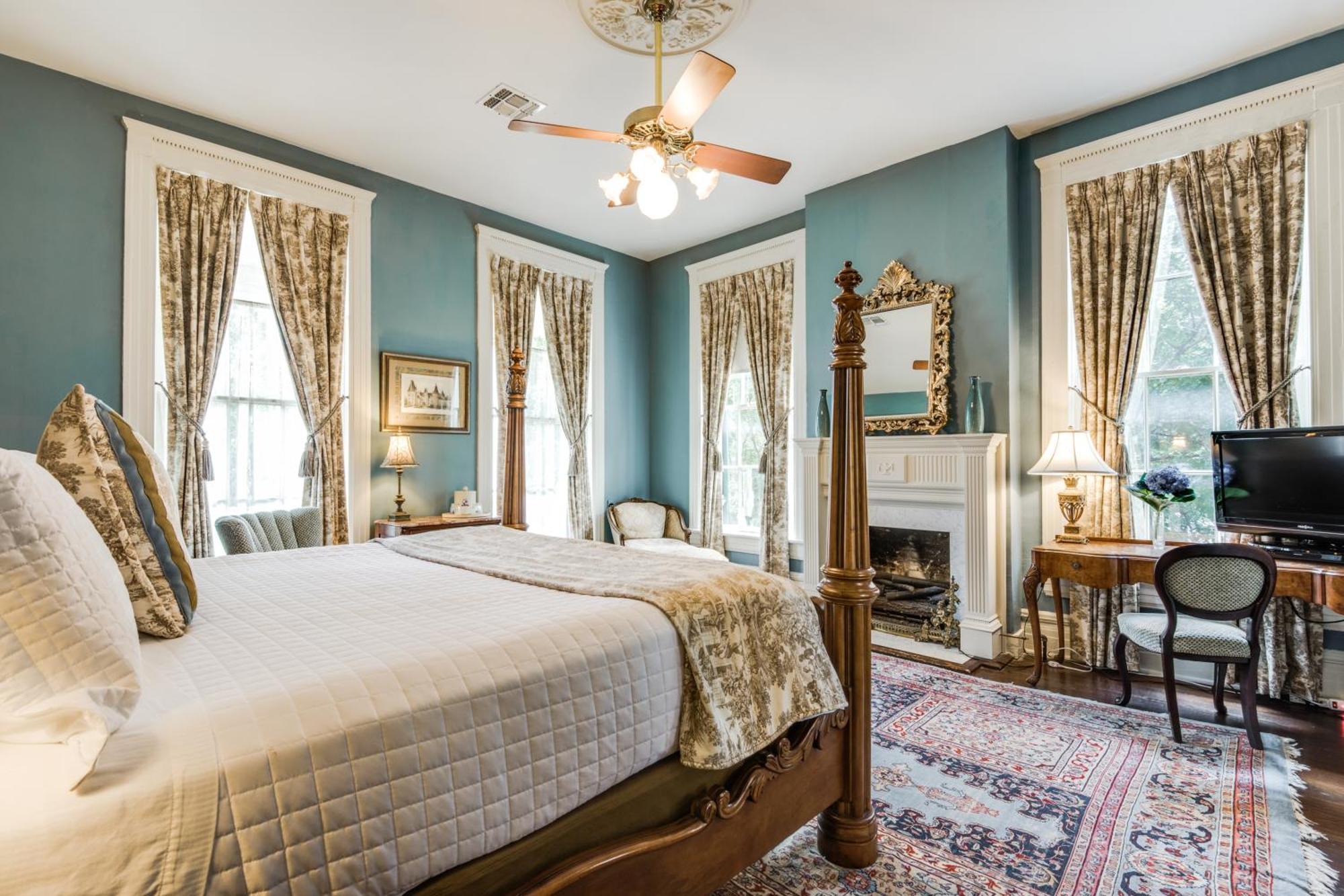 Deluxe King Room Oge House on the Riverwalk