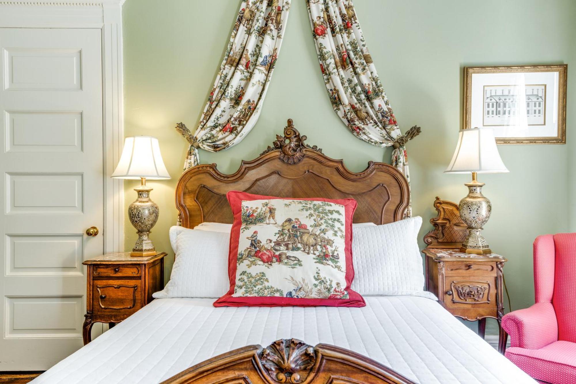 Deluxe Queen Room Oge House on the Riverwalk