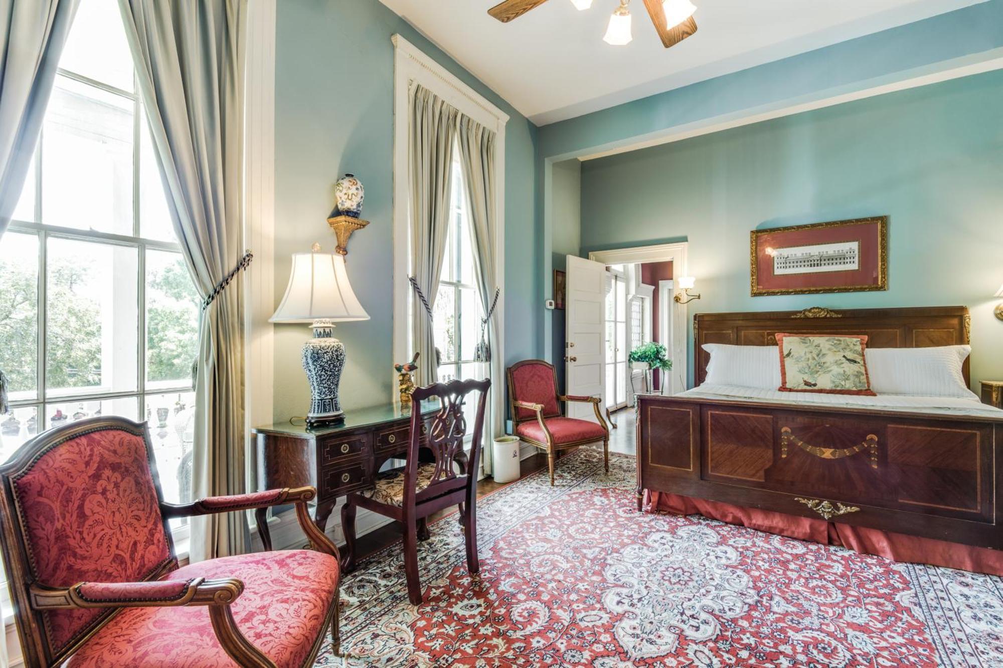 Deluxe King Room Oge House on the Riverwalk