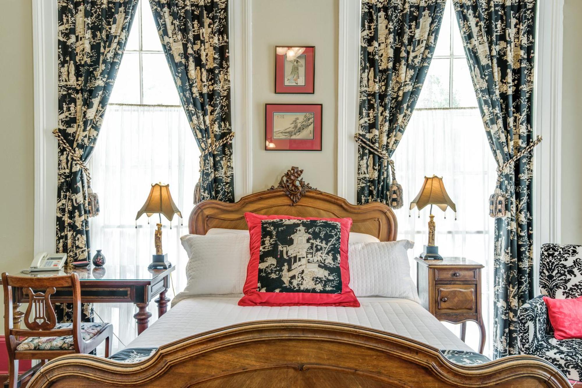 Deluxe Queen Room Oge House on the Riverwalk