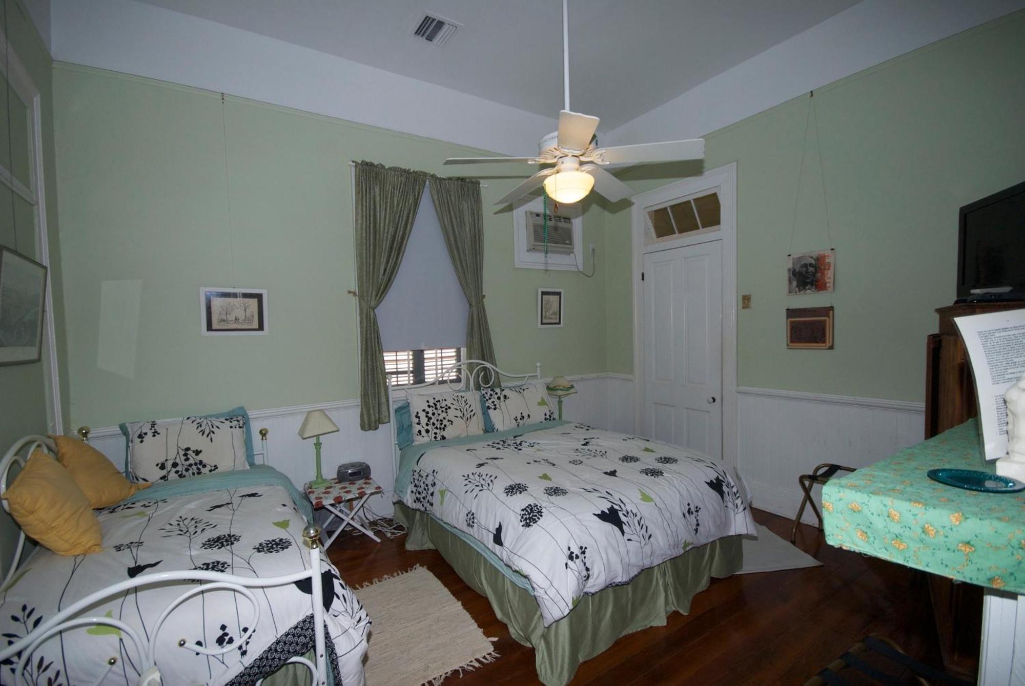 Room Queen Single Bed Stall Shower