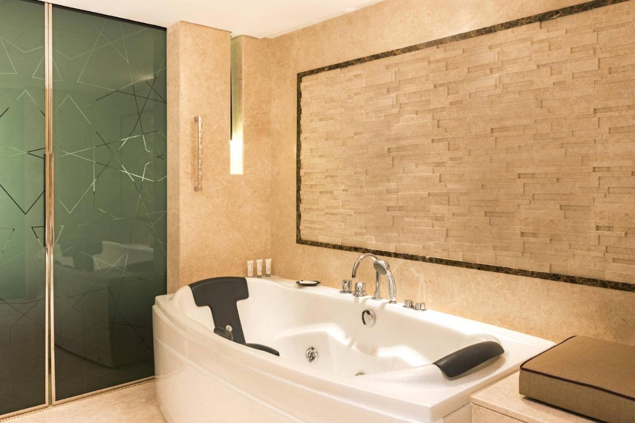 Większy pokój ze wstępem do salonu klubowego Le Royal Club oraz salonu executive lounge