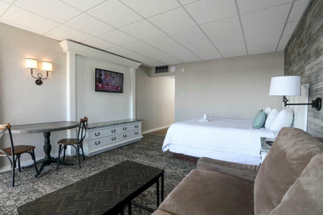 King Bed w or Sleeper Sofa Side Ocean View