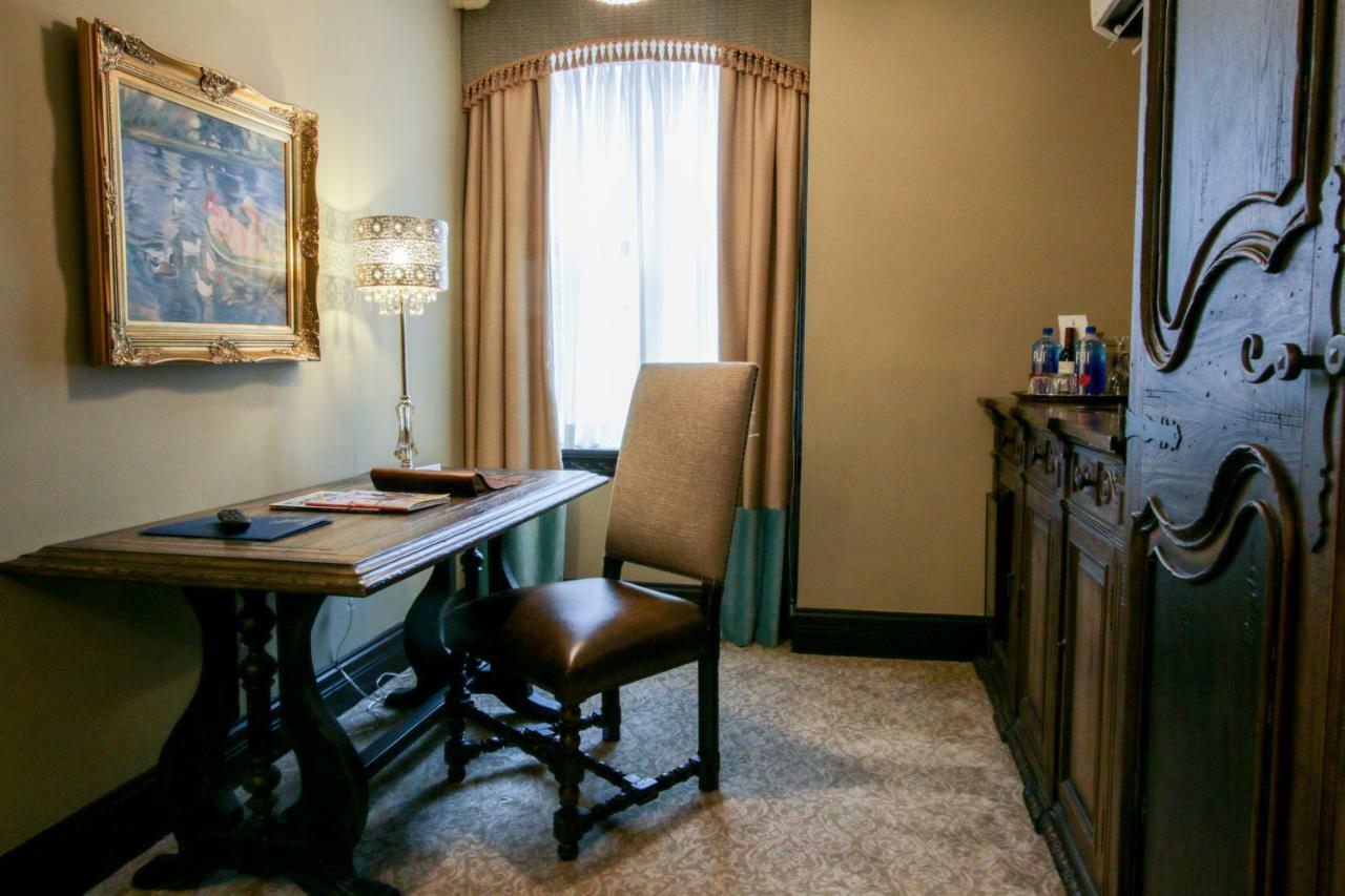 Luxury Queen Suite