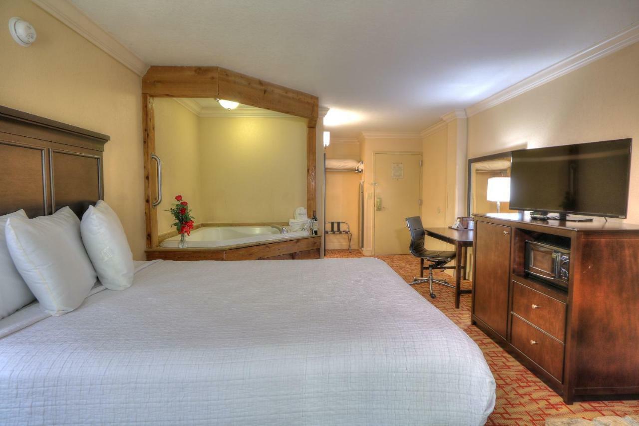 Queen Room Hot Tub Non-Smoking