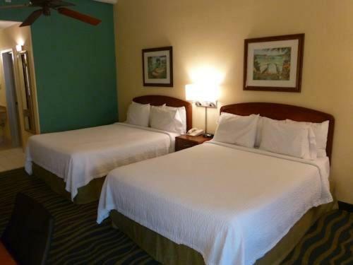 Two Queen Beds Lakefront Bridgeview