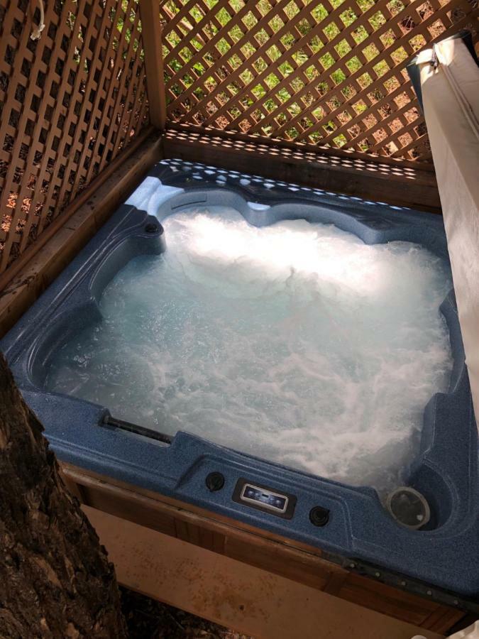 Queen Suite Hot Tub