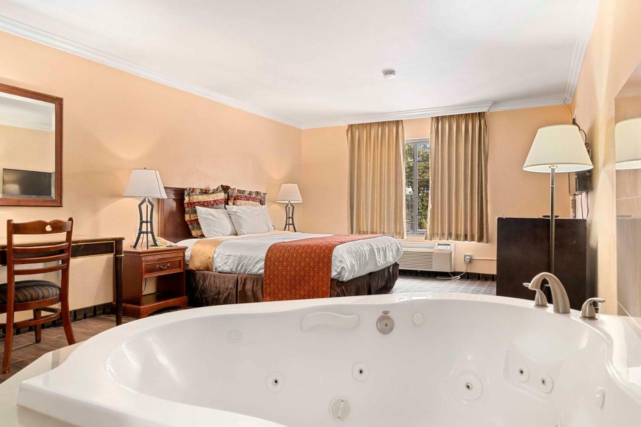 KJS King Jacuzzi Suites