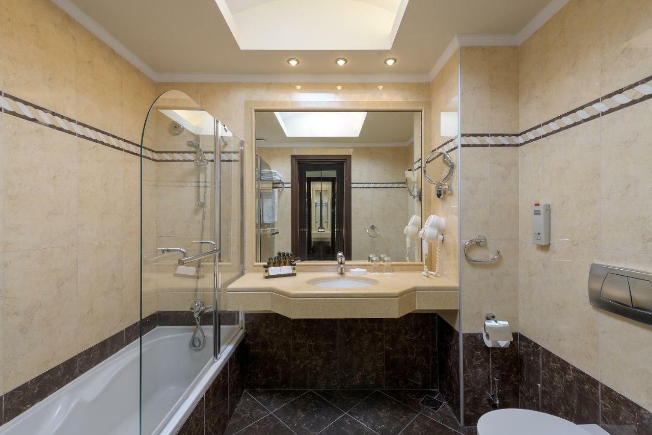 Apartament rodzinny typu Suite z widokiem na basen