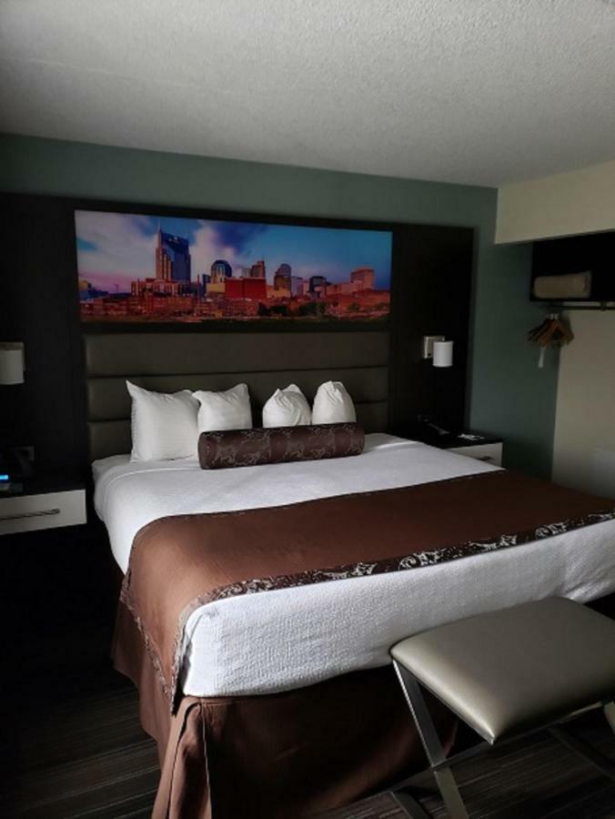 King Suite Complimentary Happy Hour M-Sa