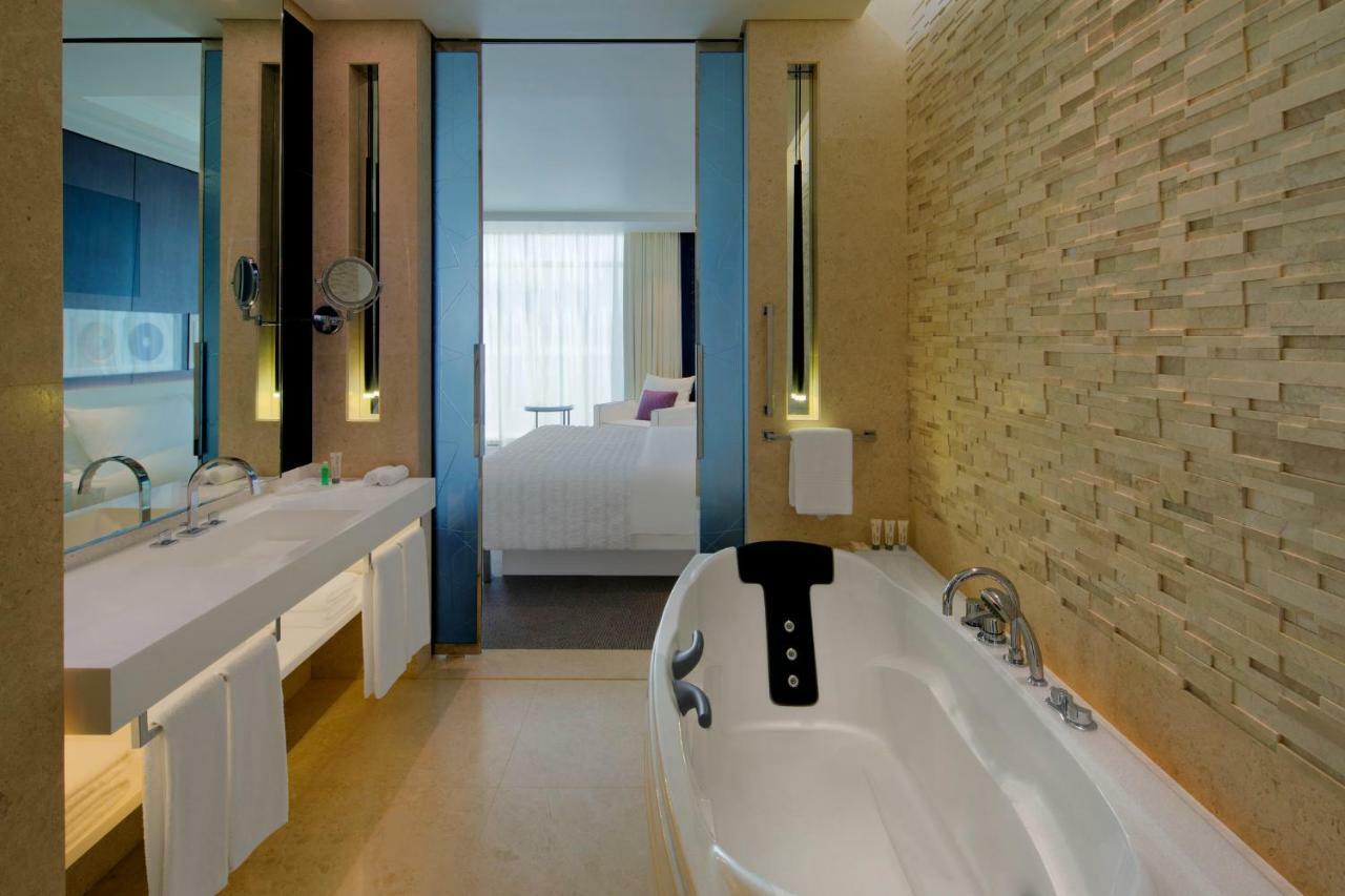 Większy pokój z 2 łóżkami pojedynczymi i wstępem do salonu klubowego Le Royal Club oraz salonu executive lounge