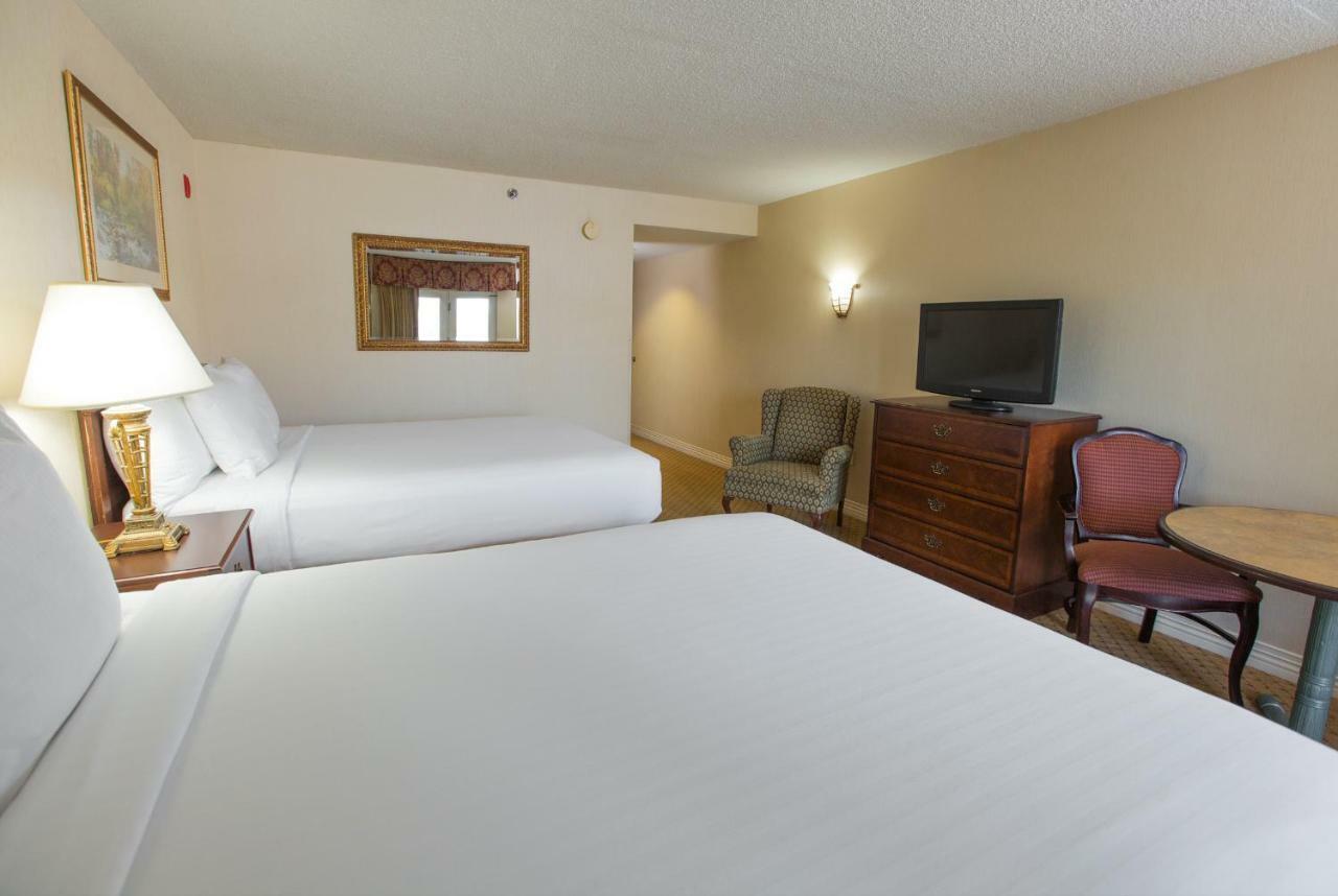 Deluxe Queen Mountain Water Park View Inn