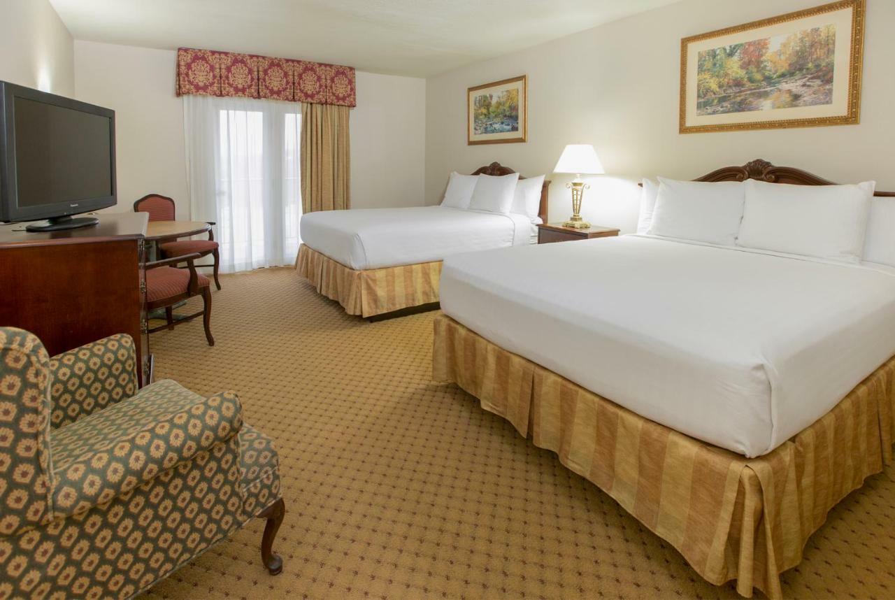 Deluxe Queen Mountain Water Park View Inn