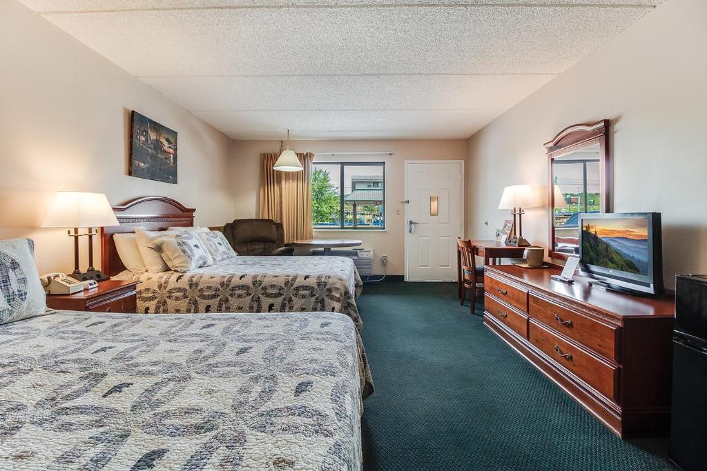 Queen Room Two Queen Beds Smoking