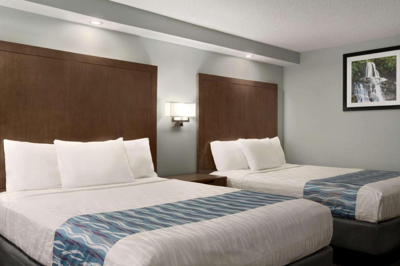 Connecting Room 4 Queen Beds Riverview Balcony