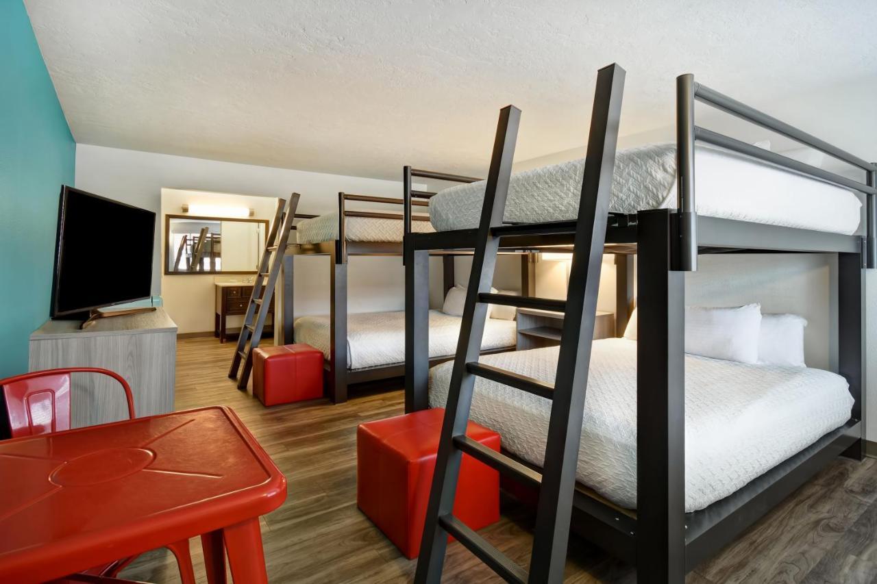 Double Queen w or Queen Bunk Beds