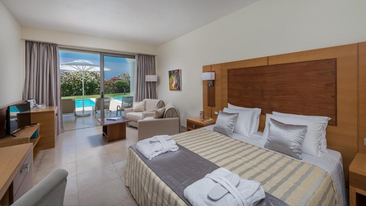 Apartament typu Junior Suite z prywatnym basenem i widokiem na ogród