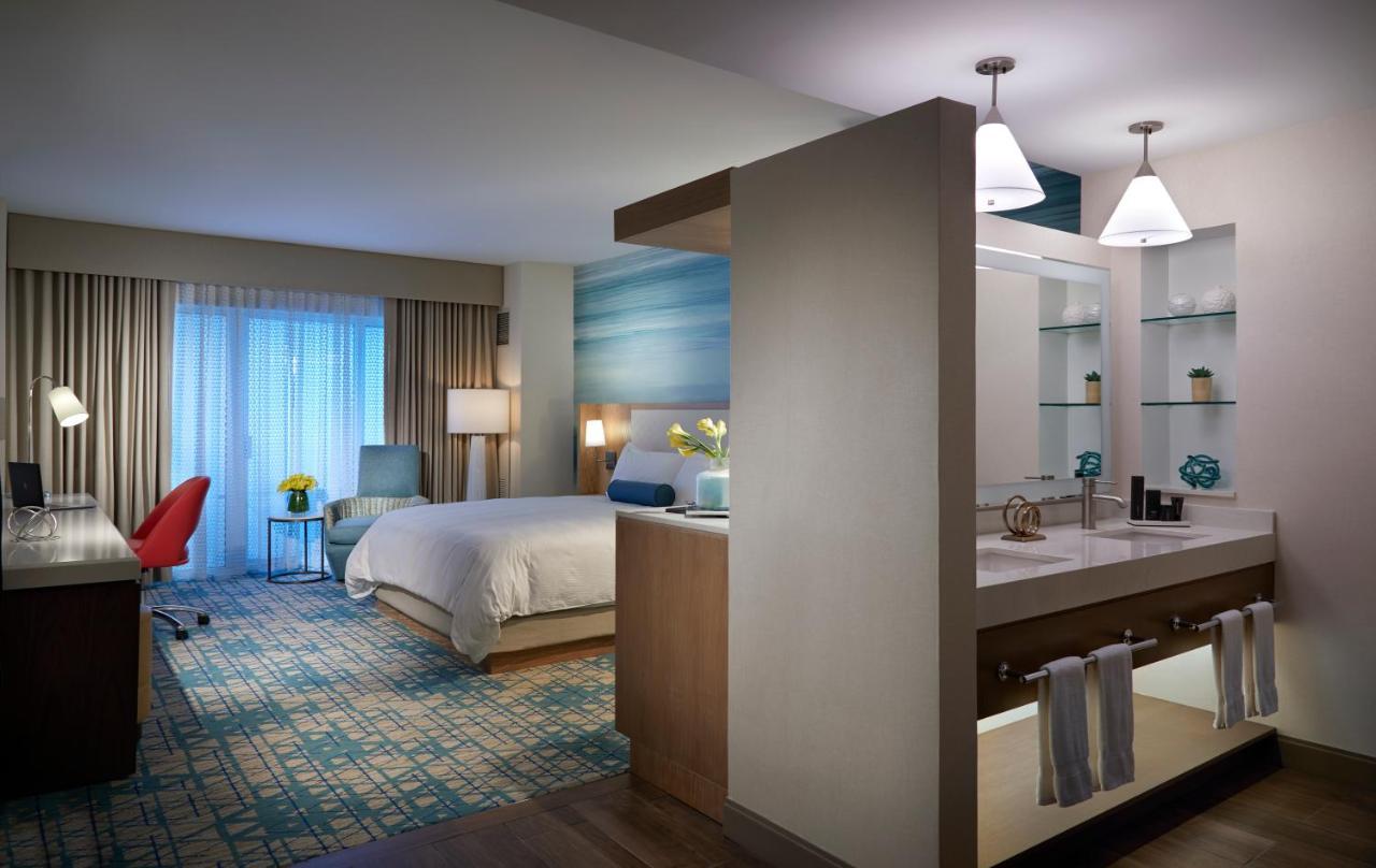 Deluxe King Room Pool View