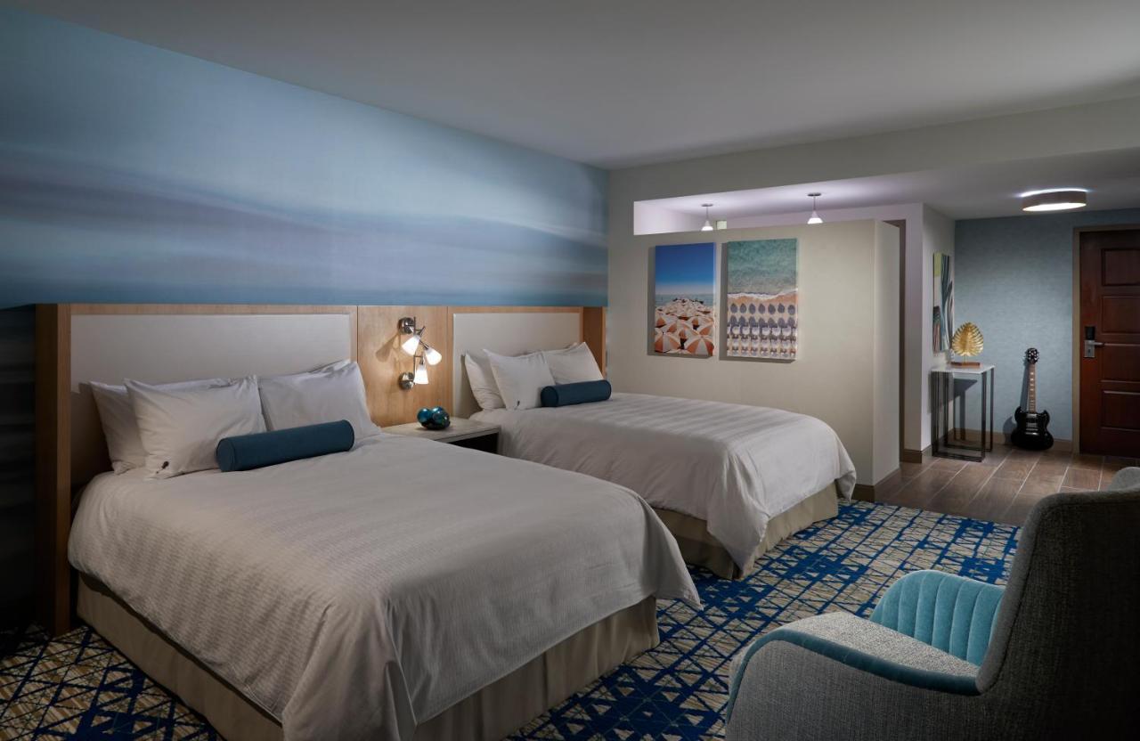 Deluxe Queen Room Pool View