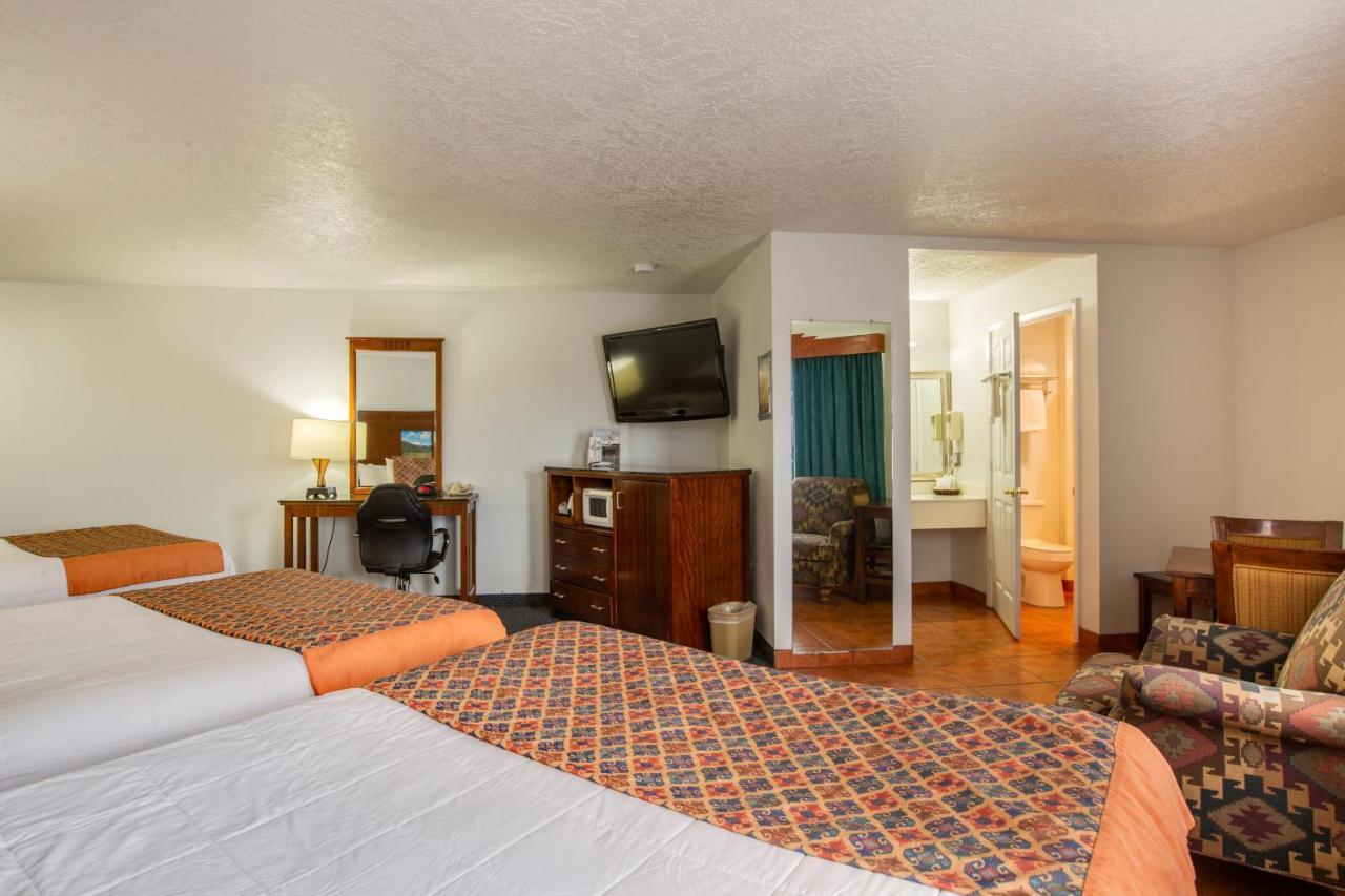 Family Suite Three Queen Beds Non-Smoking
