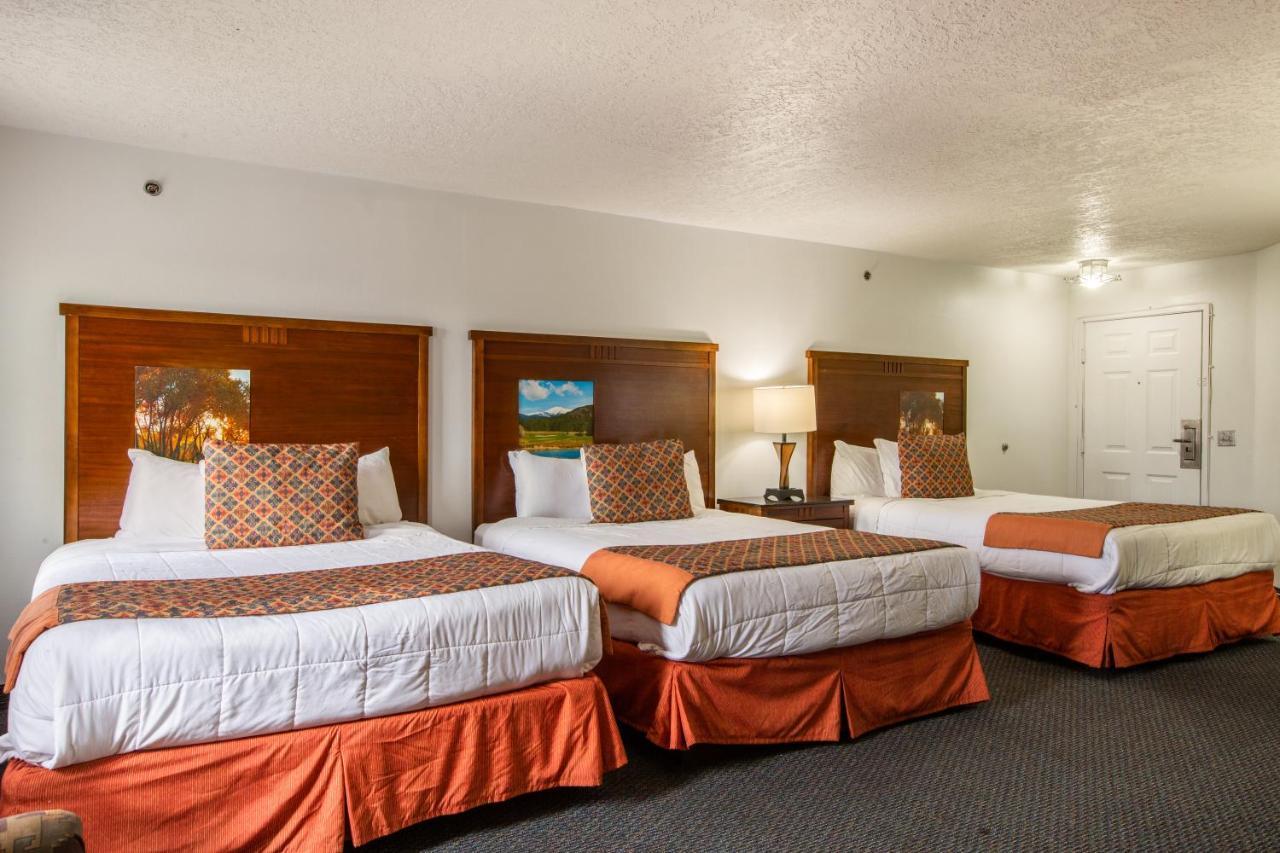 Family Suite Three Queen Beds Non-Smoking