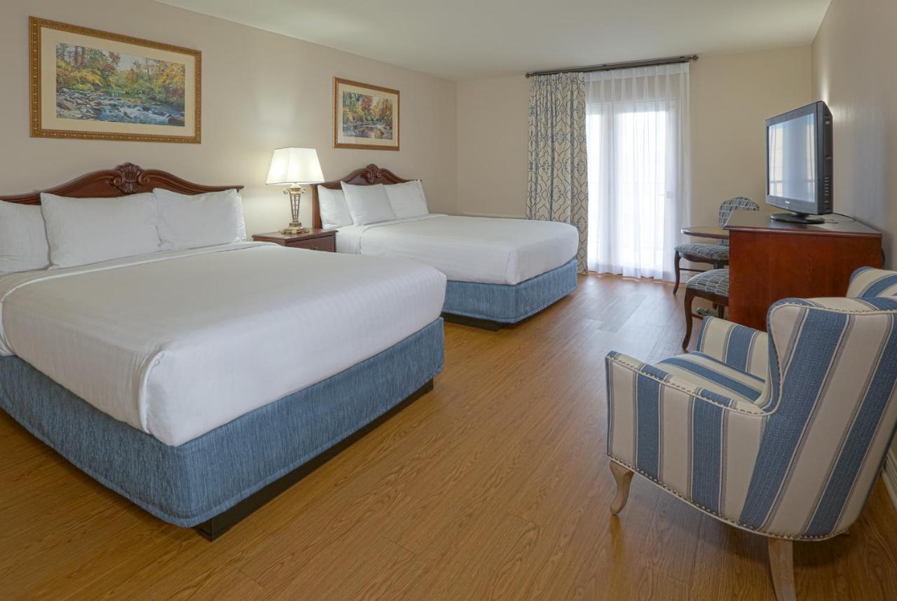 Deluxe Queen Mountain Water Park View Inn