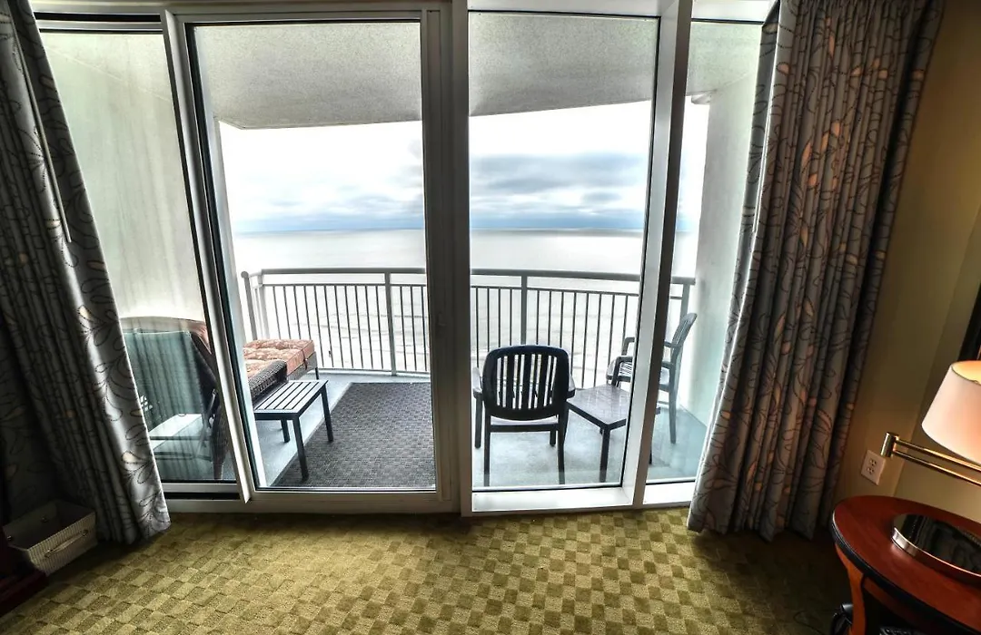 Deluxe Ocean Front One Bedroom Suite In Sandy Beach Resort-1