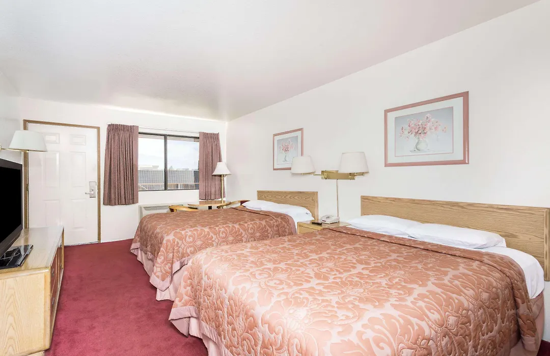 Super 8 By Wyndham Phoenix Metro North-1