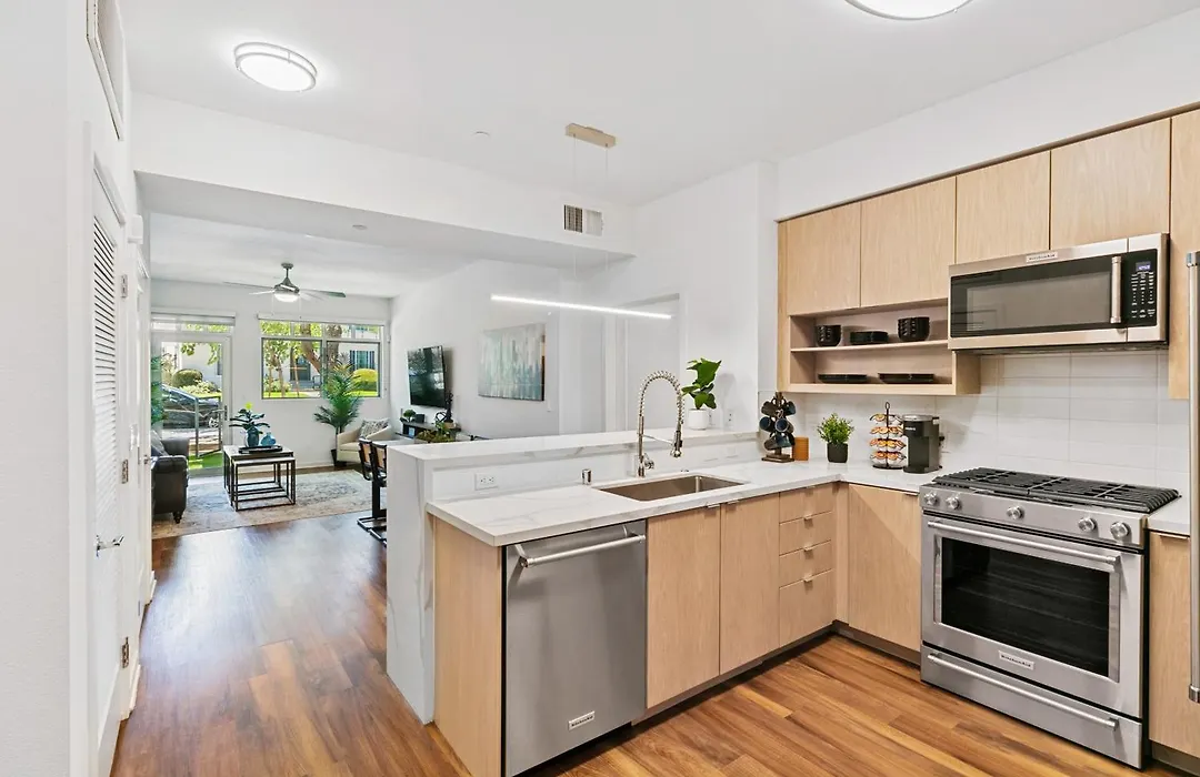 Beverly Grove Chic City Oasis 2 Bedroom Apt With Den 138-1