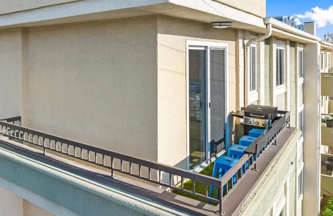 Beverly Hills Penthouse 2 Bedroom Apt With Parking 407-1