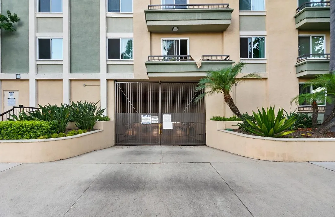Beverly Hills 2 Bed 2 Bath Penthouse With Den And Parking 414-1