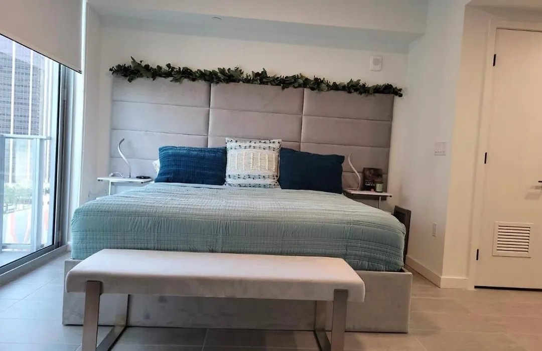Downtown Brickell- Studio With King Bed And Queen Sofa-Bed-1