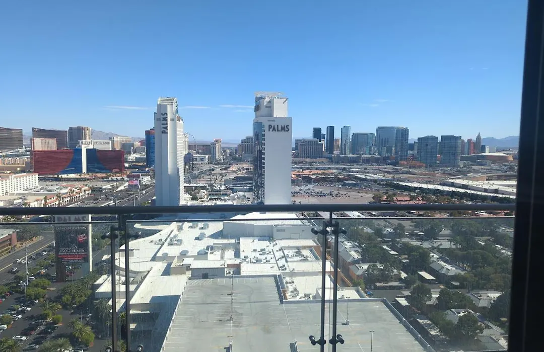 Luxury Hotel Suite With Private Strip View Balcony-1
