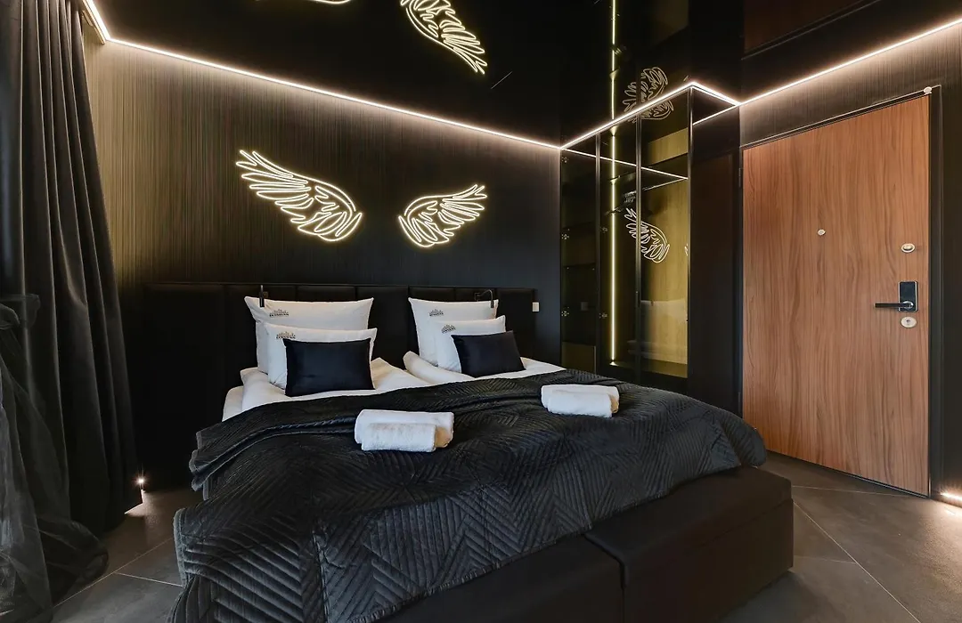 Hollywood Jacuzzi Suite at Nadmotławie by Downtown Apartments-1