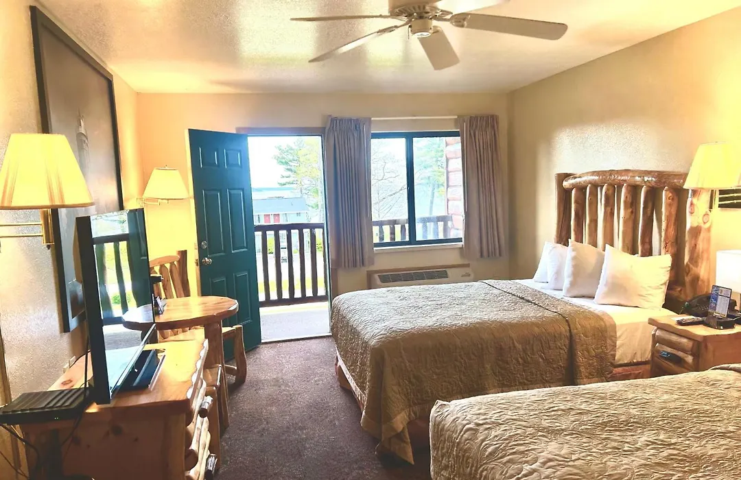 Super 8 By Wyndham Bridgeview Of Mackinaw City-1